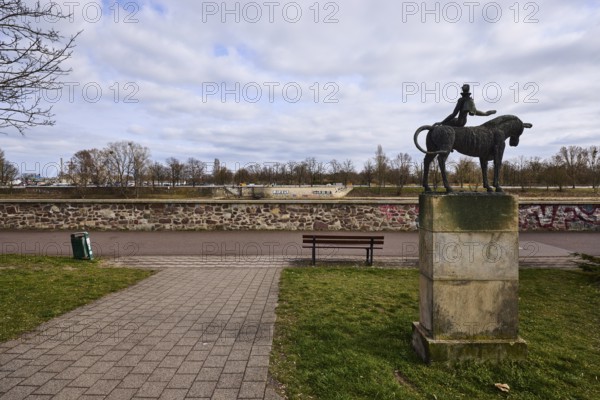 Sculpture Europe, metal sculpture, sculptor Lutz Holland, river Elbe, bare wintry trees, riverside promenade, bench, lawn, diffuse light, blue sky, cumulus clouds, Schleinufer, Magdeburg, state capital, independent city, Saxony-Anhalt, Germany