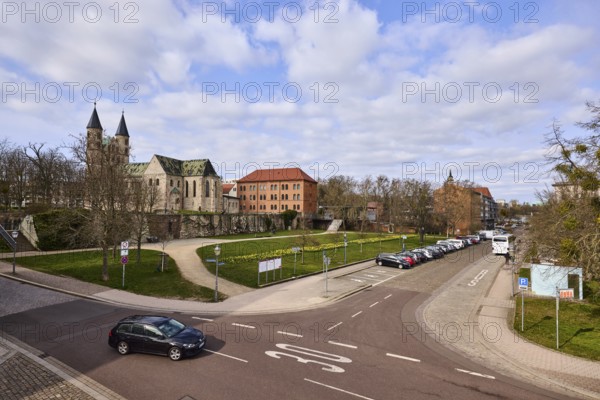 Kloster Unser Lieben Frauen, architectural style Romanesque, monastery, church, gardens, trees, lawn, streets, lanes, zone 30 marking, parking boxes, vehicles, diffuse light, slightly sunny, blue sky, cumulus clouds, intersection Gouvernementsberg with Fürstenwallstraße, Magdeburg, state capital, independent city, Saxony-Anhalt, Germany