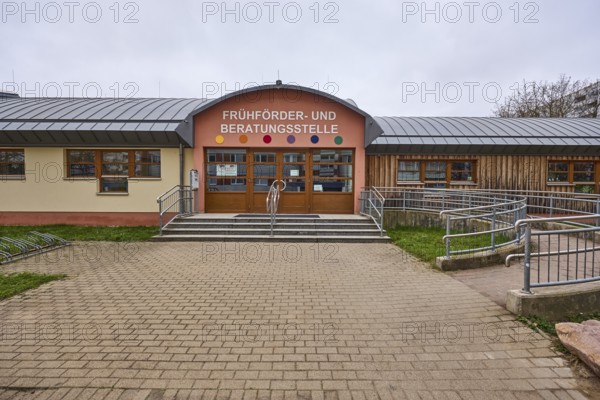 Otto Frühförder- und Beratungsstelle Jugendamt der Landeshauptstadt Magdeburg, ramp, stairs, metal railing, entrance area, early intervention centre, counselling centre, diffuse light, cloudy, Lumumbastraße, Magdeburg, state capital, independent city, Saxony-Anhalt, Germany