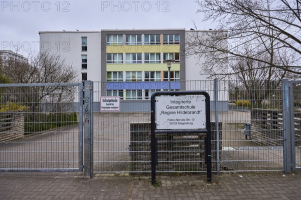 Regine Hildebrandt Integrated Comprehensive School, modern building, metal fence, bare winter trees, diffuse light, cloudy, Pablo-Neruda-Straße, Magdeburg, state capital, independent city, Saxony-Anhalt, Germany