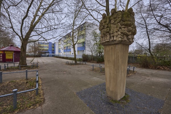 Song stele, sculpture, concrete, sculptor Ursula Schneider-Schulz, style socialist realism, concrete architecture, comprehensive school, bare wintry trees, IGS Regine Hildebrandt, diffuse light, cloudy, Pablo-Neruda-Straße, Salvador-Allende-Straße, Magdeburg, state capital, independent city, Saxony-Anhalt, Germany