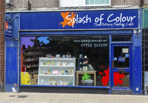 Splash of Colour pottery painting cafe, Fisherton Street, Salisbury, Wiltshire, England, UK