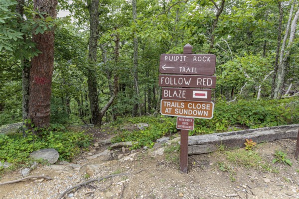 Trailhead sign for Pulpit Rock Trail in Cheaha State Park, Alabama, USA