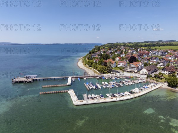 Luftbild von der Bodenseegemeinde Hagnau, Winzerdorf und beliebter Ferienort am Bodensee, mit dem am 23.Mai 2025 eingeweihten, neuen Westhafen, Yachthafen und der Schiffanlegestelle, Bodenseekreis, Baden-Württemberg, Deutschland