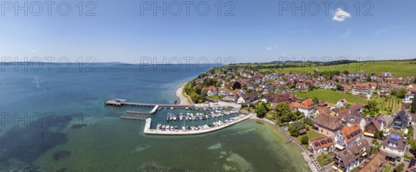 Luftbild, Panorama von der Bodenseegemeinde Hagnau, Winzerdorf und beliebter Ferienort am Bodensee, mit dem am 23.Mai 2025 eingeweihten, neuen Westhafen, Yachthafen und der Schiffanlegestelle, Bodenseekreis, Baden-Württemberg, Deutschland