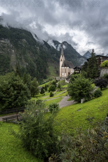 Parish church of St Vincent in Heiligenblut, cloudy mountain landscape, courtyard, Heiligenblut am Großglockner, Carinthia, Austria