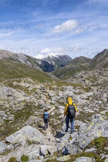 Two mountaineers on a hiking trail, Wiener Höhenweg, Schobergruppe, Hohe Tauern National Park, Carinthia, Austria