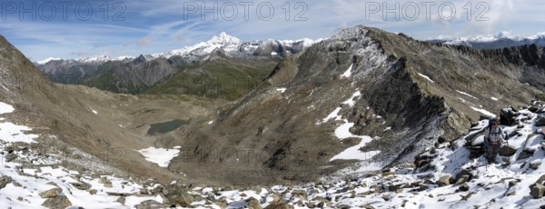 View above the Kesselkeessattel, mountain landscape with Kesselkeessee, snow-covered summit of the Großglockner in the background, Wiener Höhenweg, Schober group, Hohe Tauern National Park, Carinthia, Austria