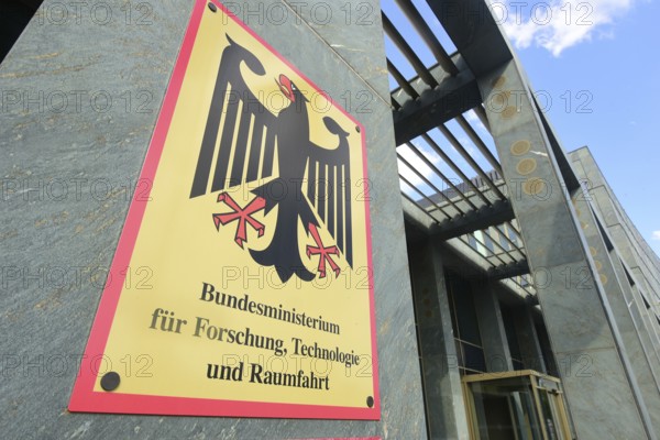 The Federal Ministry of Education and Research is now called the Federal Ministry of Research, Technology and Space. New sign at the Berlin headquarters