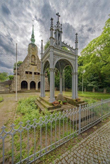 Memorial stone and canopy by Karl Friedrich Schinkel, Gustav Adolf Monument, Gustav Adolf Chapel at the back, Lützen Museum 1632 to commemorate the Battle of Lützen and the death of the Swedish King Gustav II Adolf in the Thirty Years' War from 1618 to 1648, Lützen, Saxony-Anhalt, Germany