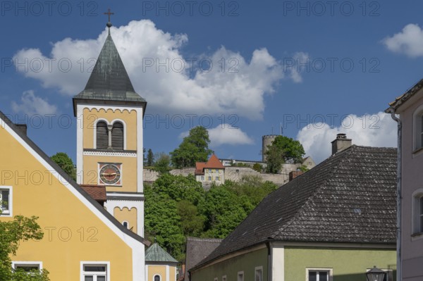 Church of St Vitus and historic Lengenfeld Castle behind, Burglengenfeld, Upper Palatinate, Bavaria, Germany