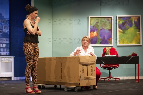 Julia Grimpe - Claudia, Miriam Kohler - Steffi, murder colleagues, photo rehearsal on 16.06.2025 at the Berliner Kriminal Theater, Berlin, premiere: 06.07.2025 at The Lakeside, Strausberg
