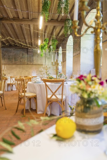 Charming wedding table decoration with fresh flowers and lemon as an accent, event and wedding location Kloster Lorch, Lorch, Germany
