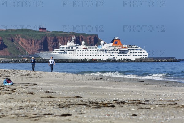 Tourists and photographers on the beach of the Heligoland dune, cruise ship in front of cliffs, mass tourism, Heligoland, North Sea, Schleswig-Holstein, Germany