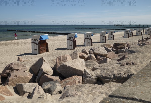 Beach, boulders, beach chairs, Kühlunsborn Ost, Baltic Sea, Baltic Sea resort, Kühlungsborn, Rostock district, Mecklenburg-Western Pomerania, Germany