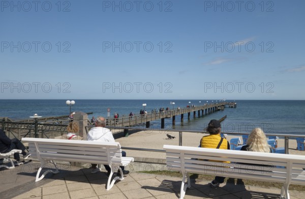 White benches, pier forecourt, pier, Kühlunsborn Ost, Baltic Sea, Baltic Sea resort, Kühlungsborn, Rostock district, Mecklenburg-Western Pomerania, Germany