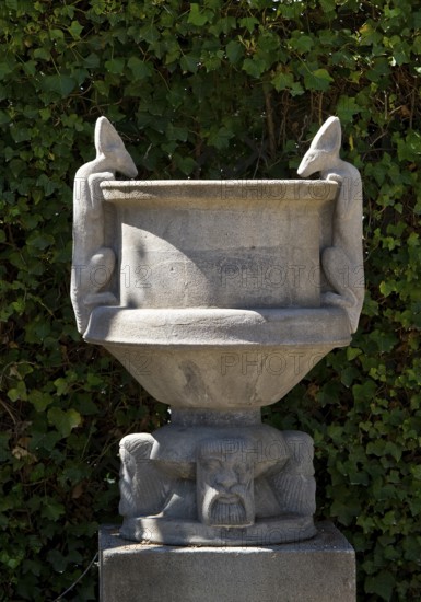 Sculpture Jackal Vase by Bernhard Hoetger in the plane tree grove on the Mathildenhöhe, UNESCO World Heritage Site, Darmstadt, Hesse, Germany