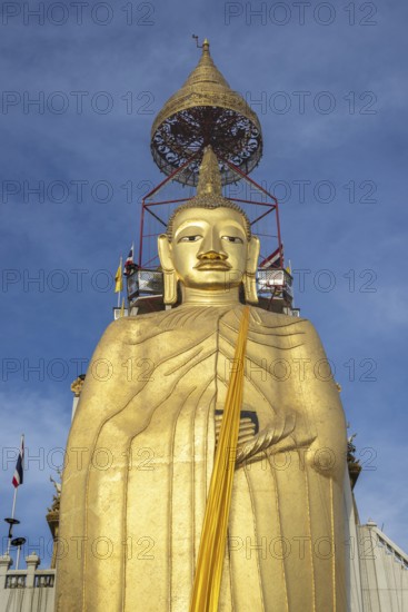 32 metre high standing Buddha decorated with glass mosaics and 24 carat gold, the upper knot of the Buddha image contains a relic of Lord Buddha, which was brought from Sri Lanka, Luang Pho To or Phrasiariyametri, Wat Intharawihan, the temple was built at the beginning of the Ayutthaya period, Bangkok, Thailand