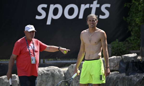 Training, coach Alexander Zverev senior, father of Alexander Zverev GER, upper body naked, gesture, gesture, lettering SPORTS, tennis, ATP 250, BOSS Open 2025, Stuttgart, Baden-Württemberg, Germany
