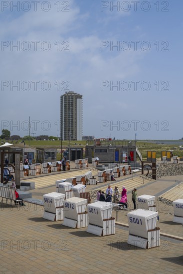 Beach chairs on the promenade, people, elevated position, family lagoon, Perlebucht, Büsum, North Sea, Schleswig-Holstein, Germany