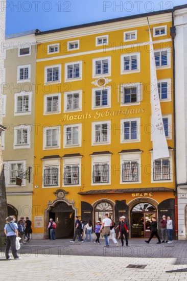 Mozart's birthplace in the Getreidegasse in the historic city centre, Salzburg, Salzachtal, Land Salzburg, Austria