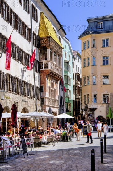 Street cafés on Herzog-Friedrich-Strasse in the old town centre with the Golden Roof, Innsbruck, Inntal, Tyrolean Alps, Tyrol, Austria