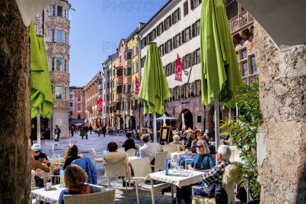 Street café on Herzog-Friedrich-Strasse in the historic city centre, Innsbruck, Inntal, Tyrolean Alps, Tyrol, Austria