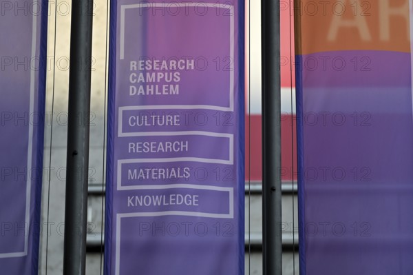 The Dahlem Research Campus is the name given to the scientific and academic institutions and museums surrounding the Freie Universität Berlin, which is located in the south-west of Berlin. These banners stand in front of the state museums in Lansstraße