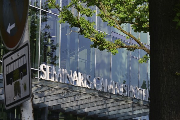 The Seminaris Campus Hotel is located between university, cultural and scientific institutions on the Dahlem research campus
