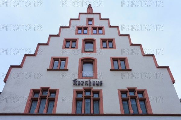 Kornhaus, north-west corner of Freiburg Minster Square, historic building with striking stepped gable and red window frames, Freiburg im Breisgau, Black Forest, Baden-Württemberg, Germany