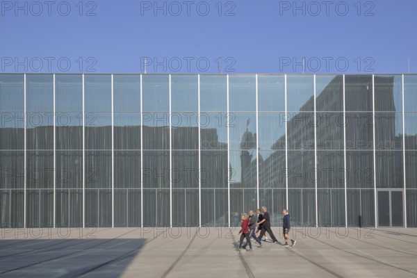 Pedestrian at the Bauhaus Museum, modern glass construction, glass window, Dessau, Dessau-Roßlau, Saxony-Anhalt, Germany