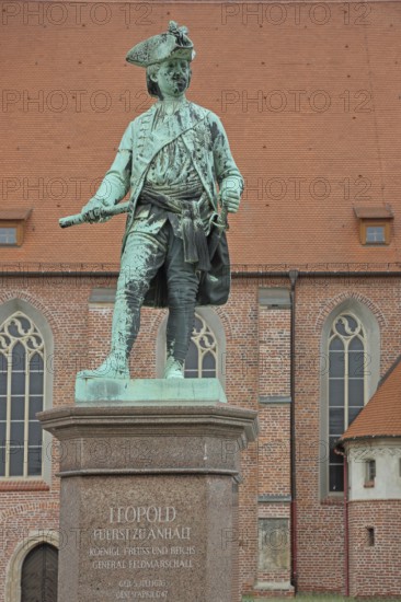 Monument to Prince and Field Marshal Leopold I, inscription, marshal, general, uniform, scroll, sword, sculpture, verdigris, Schlossplatz, Dessau, Dessau-Roßlau, Saxony-Anhalt, Germany