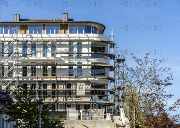 Old and new spa architecture on the main road to the beach promenade, Sellin, Rügen, Mecklenburg-Vorpommern, Germany