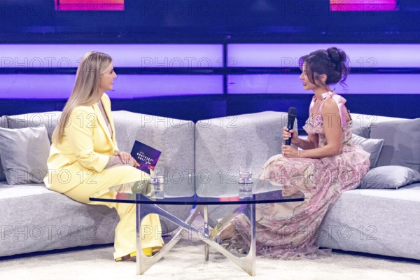 Sahrah Engels in conversation with Beatrice Egli at the Beatrice Egli Show in Studio Berlin Adlershof on 08.04.2025. The broadcast will take place on Easter Saturday, 19 April 2025, 8:15 pm, on Ersten