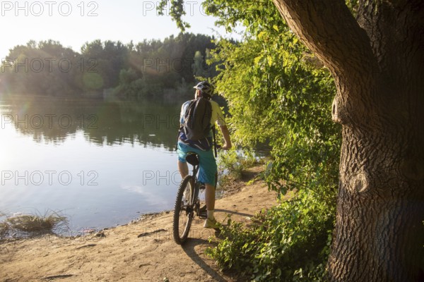 Mountain bikers on an evening tour to the lake
