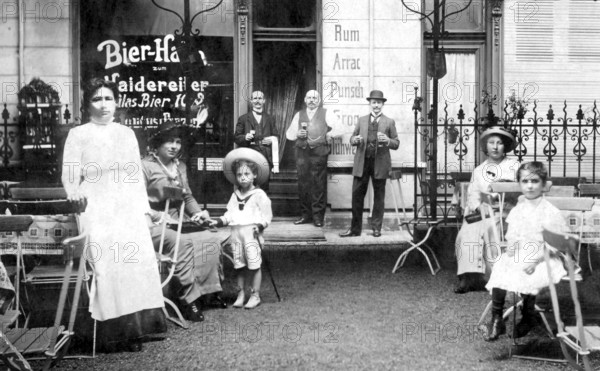 Excursion pub, beer garden ca. 1911, people in old-fashioned clothes in front of a beer house, summer day, black and white photo, Historical photo