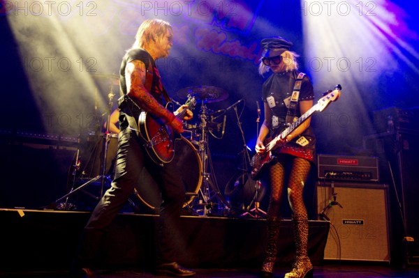 Dave Catching, guitarist, Jennie Viee (bassist), Jorna Vik (drummer), Jesse The Devil Hughes, singer of EAGLES OF DEATH METAL, live at Kesselhaus Berlin, on 10/06/2025