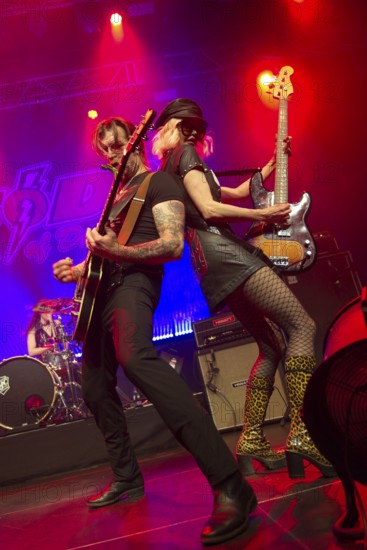 Jennie Vee, Bssistin, Jesse The Devil Hughes, Singer of EAGLES OF DEATH METAL, live at Kesselhaus Berlin, on 10/06/2025