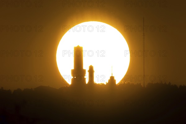 The sun sets behind the towers on the summit of the Großer Feldberg in the Taunus, Großer Feldberg in the Taunus, Schmitten, Hesse, Germany