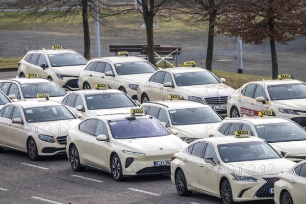 Waiting area, staging area, for taxis, at Cologne/Bonn airport, from here the taxis go to the terminal building when there is enough space and demand again, Pausenplatz, North Rhine-Westphalia, Germany