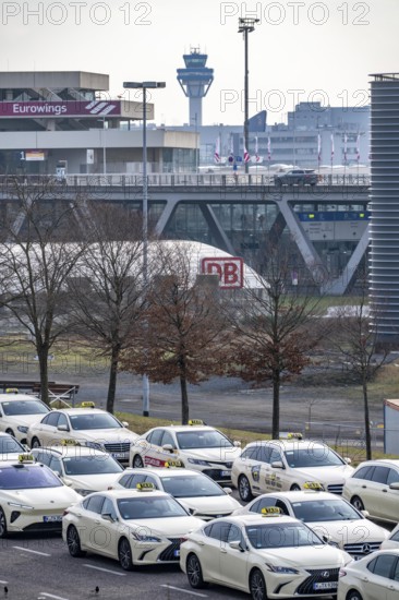 Waiting area, staging area, for taxis, at Cologne/Bonn airport, from here the taxis go to the terminal building when there is enough space and demand again, Pausenplatz, North Rhine-Westphalia, Germany