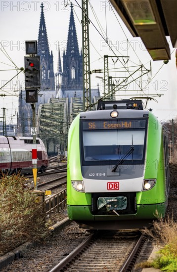 Train on the line, platform tracks in front of Cologne-Messe/Deutz station, S-Bahn, S6, runs between Cologne and Essen, Cologne Cathedral, North Rhine-Westphalia, Germany