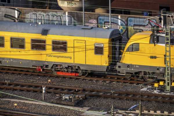 Train on the line, platform tracks in front of Cologne-Messe/Deutz station, route measurement by a special DB Netz maintenance train, checks the tracks, North Rhine-Westphalia, Germany