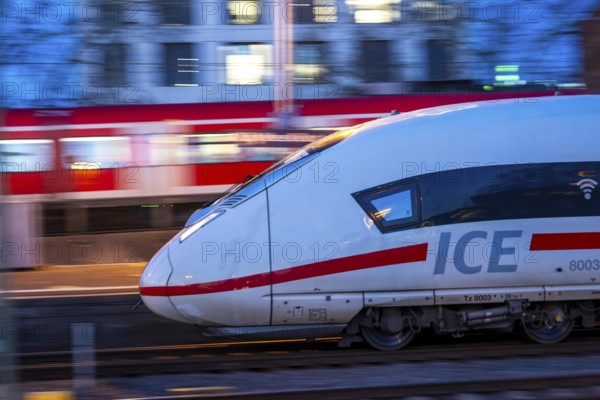 Train on the line, platform tracks in front of Cologne-Messe/Deutz station, ICE long-distance train, North Rhine-Westphalia, Germany