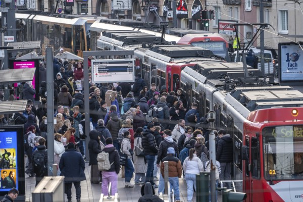 Tram stop Bahnhof Deutz/Lanxess Arena in Cologne-Deutz, rush hour in the afternoon, full platforms, public transport, lines 3 and 4, North Rhine-Westphalia, Germany