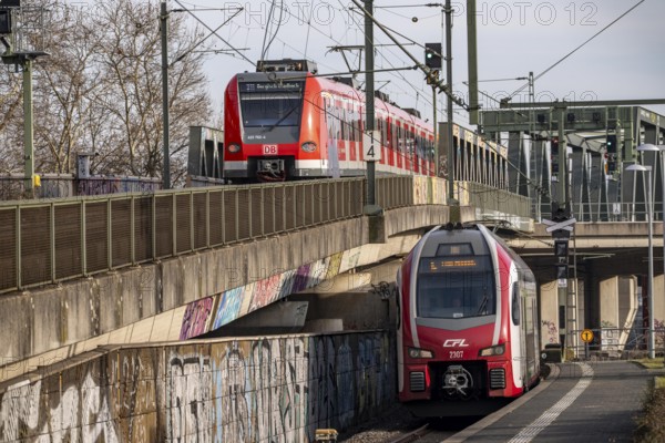 Trains on the line, platform tracks in front of Cologne-Messe/Deutz station, regional trains, North Rhine-Westphalia, Germany