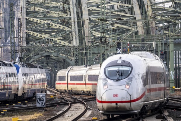 Rail track in front of Cologne Central Station, Hohenzollern Bridge across the Rhine, ICE long-distance trains in front of the railway bridge, Cologne, North Rhine-Westphalia, Germany