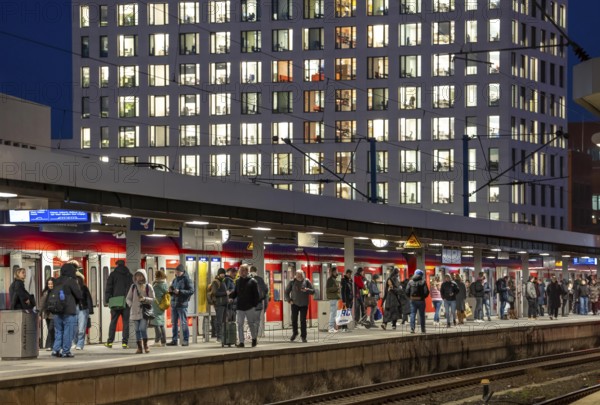 Passengers on the platform, Cologne-Messe/Deutz station, 2nd largest train station in Cologne, transfer station between long-distance and local transport, exhibition station, 8 platform tracks, office building, North Rhine-Westphalia, Germany