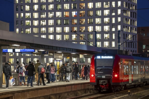 Passengers on the platform, regional train, S-Bahn, at Cologne-Messe/Deutz station, 2nd largest train station in Cologne, transfer station between long-distance and local transport, exhibition station, 8 platform tracks, office building, North Rhine-Westphalia, Germany