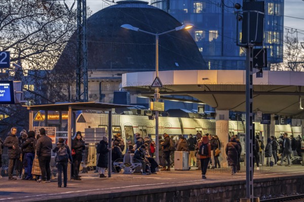 Passengers on the platform, regional train at Cologne-Messe/Deutz station, 2nd largest train station in Cologne, transfer station between long-distance and local transport, exhibition station, 8 platform tracks, North Rhine-Westphalia, Germany